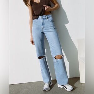 Abercrombie & Fitch The Loose High Rise Jean in Medium Wash Rip Knee Size 26S